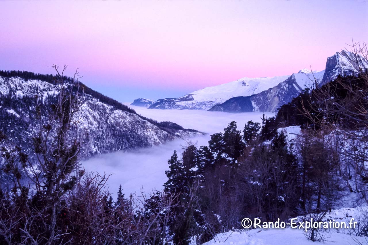 Vallée des Alpes en hiver