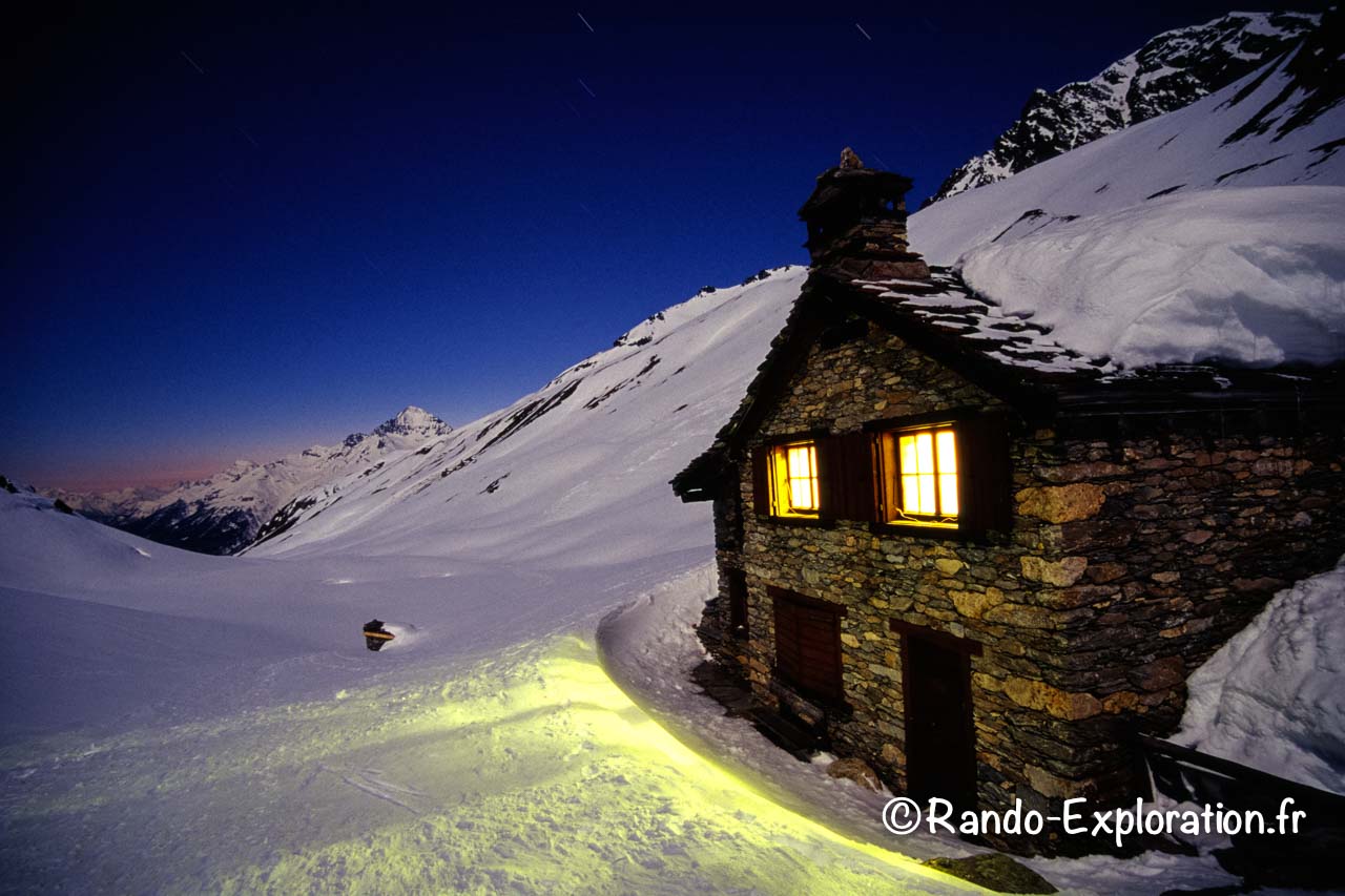 Refuge des Alpes dans la nuit d'hiver