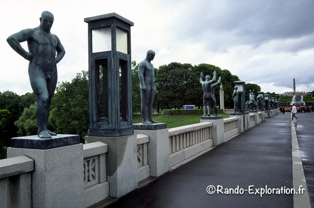 Vigeland à Oslo : Alignement de statues d'hommes en bronze