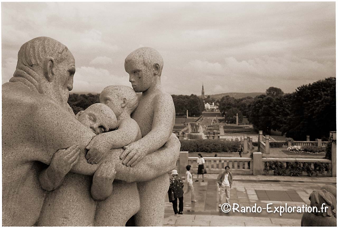 Vigeland à Oslo : Statue en granit d'un grand-père avec 3 enfants dans ses bras